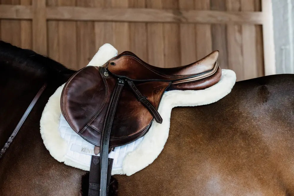 Tapis de selle Hunter en peau de mouton vegan | Naturel